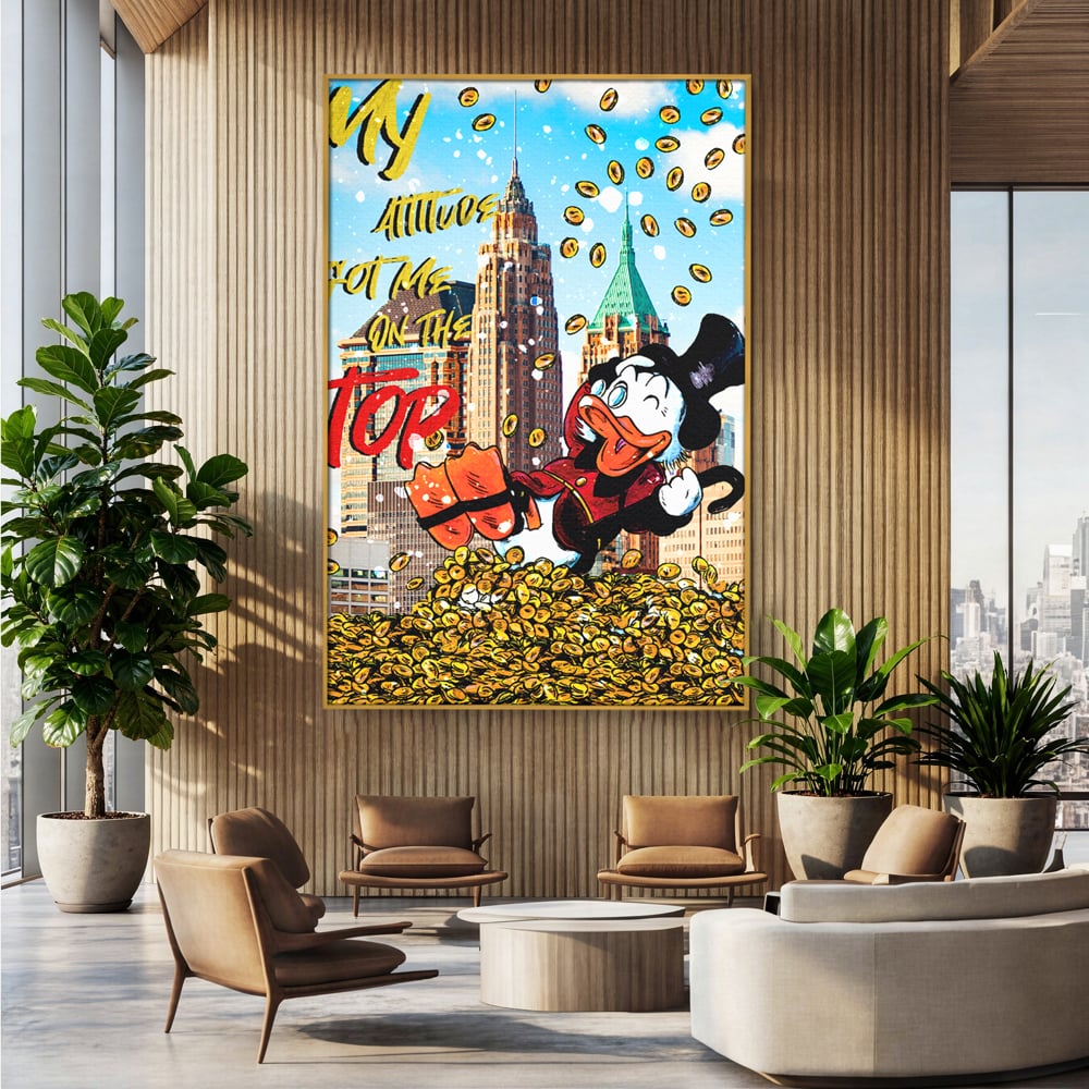 Tablou canvas cu tablou canvas cu scrooge mcduck pe munte de bani, in rama de aluminiu auriu, pe perete intr-un birou